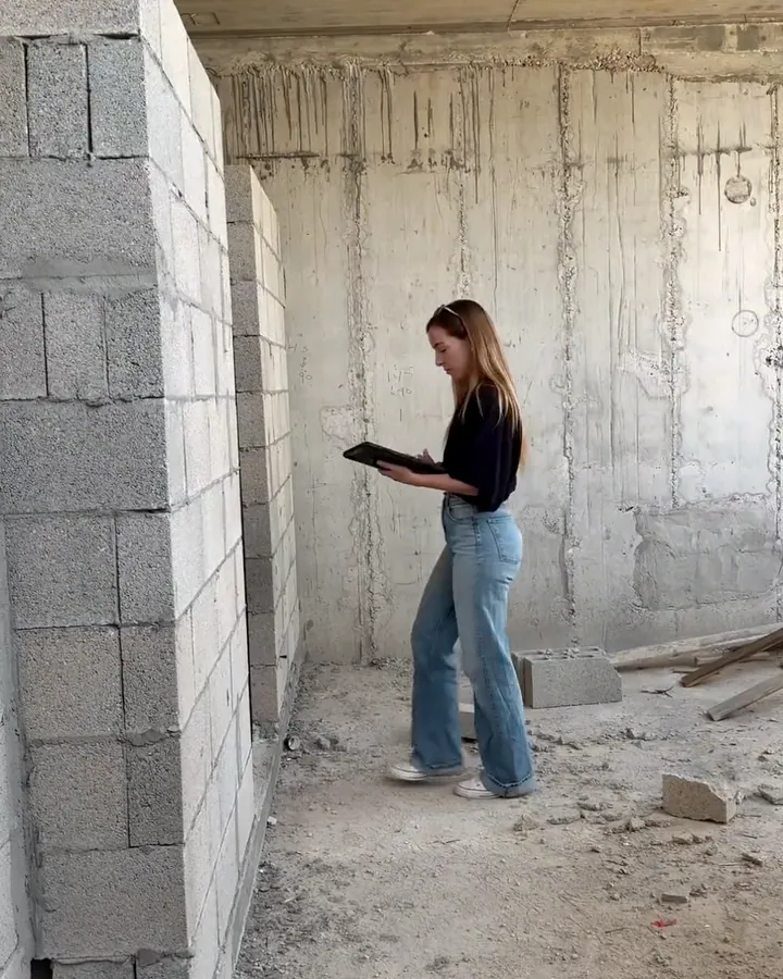 Enam באתר בנייה, בודקת את התוכניות